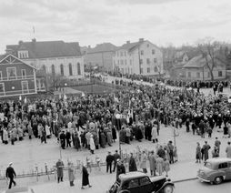 11. 1a majdemonstration på torget 1954. Fotograf Carl Björk