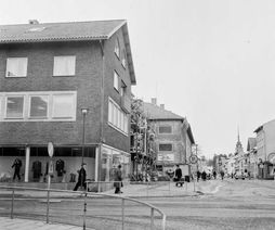 12. Korsningen Hyttgatan-Köpmangatan 1955. Fotograf Carl Björk
