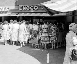 25. Realisationskö en sommardag i juni 1961 utanför Engco Textil AB Fo
