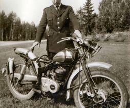 56 Polisman inspekterar motorcykel