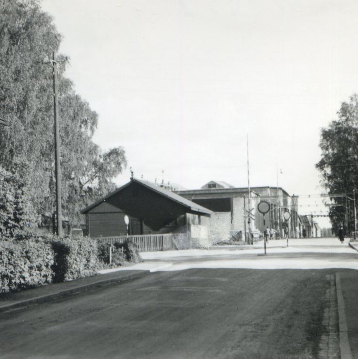 102. Järnvägsövergången vid See fabrik omkring 1950. Fotograf okänd.