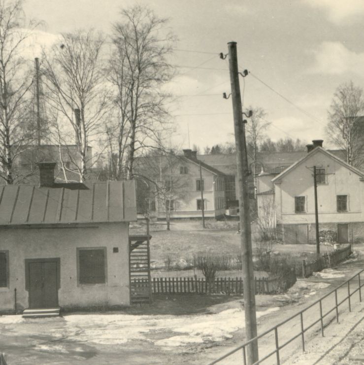 117. Olsbacka-området omkring 1950. See fabrik i bakgrunden. Fotograf 