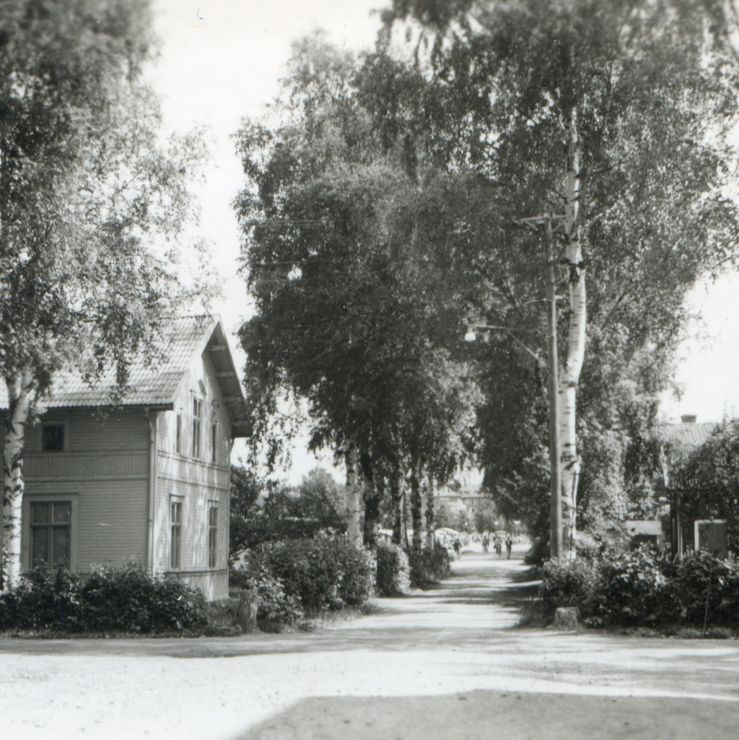25. Kanalvägen omkring 1950, utsikt österut mot torget. Fotograf okänd