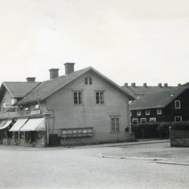 30. Korsningen Köpmangatan-Grundbogatan omkring 1950. Fotograf okänd.