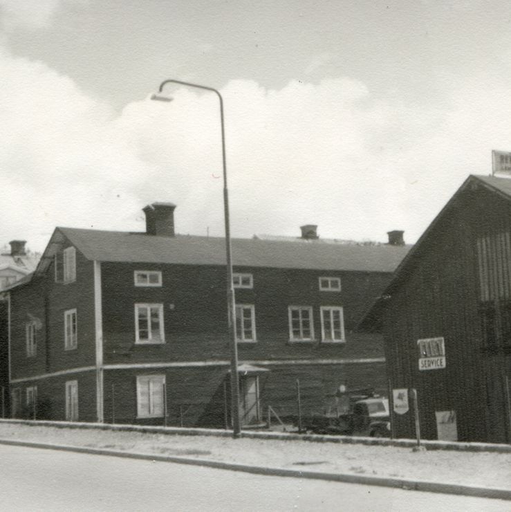 57. Gävlevägen nära Storgatan omkring 1950. Fotograf okänd