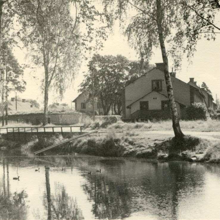 74. Vid kanalen omkring 1950. Fotograf okänd.