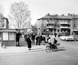 Hyttgatan mot torget och Odengatan. Foto Helge Byhlinder